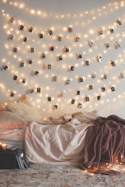 decorar una habitación con fotos y luces