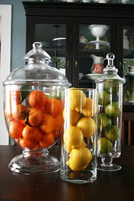 Fruta en jarrones